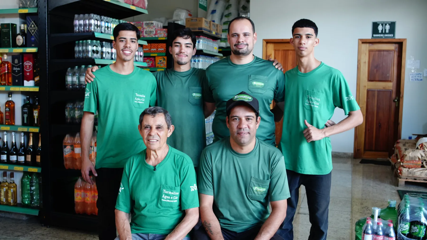 Equipe da Turmalina Água e Gás na loja