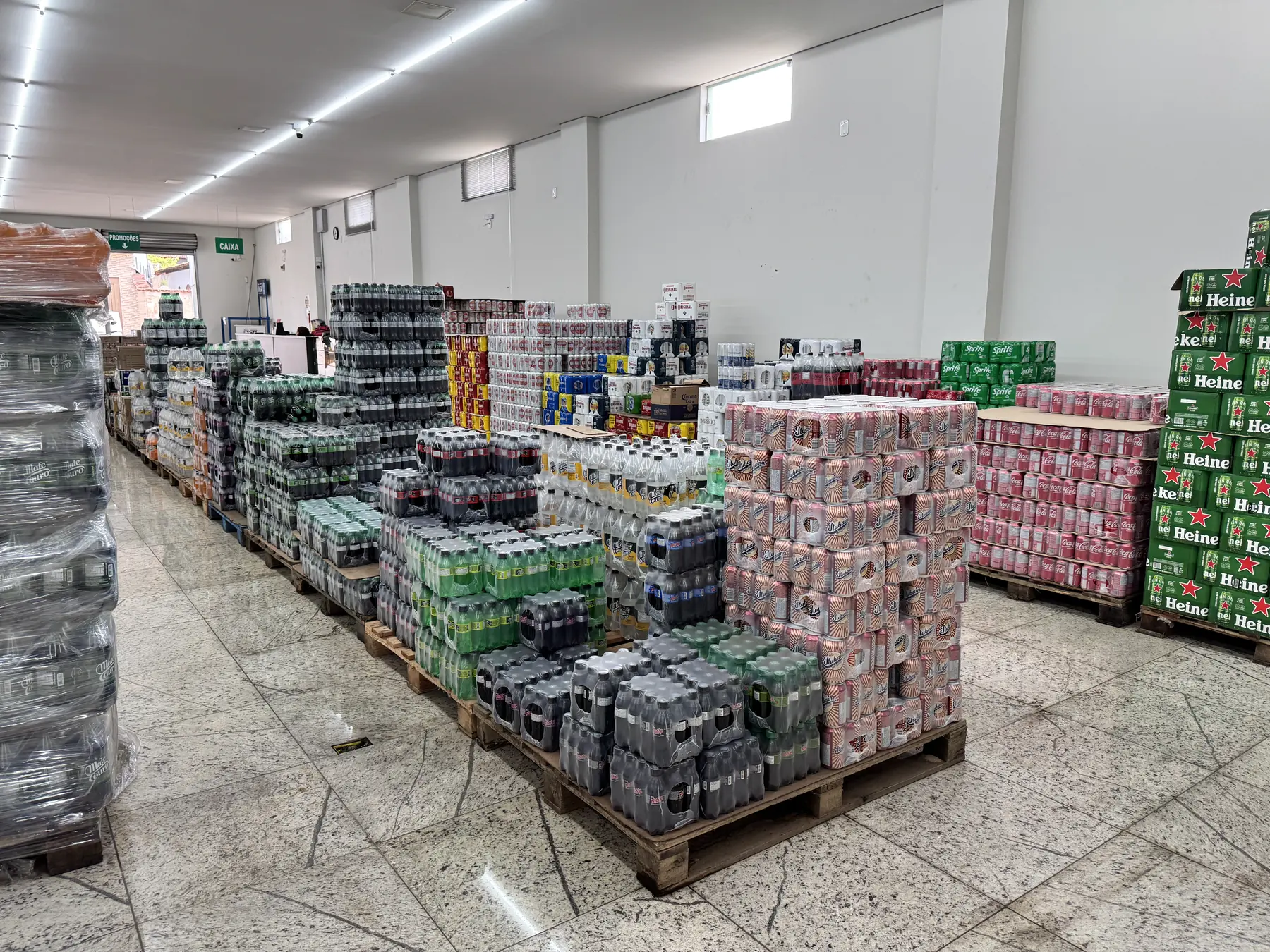 Estoque de bebidas em paletes no galpão