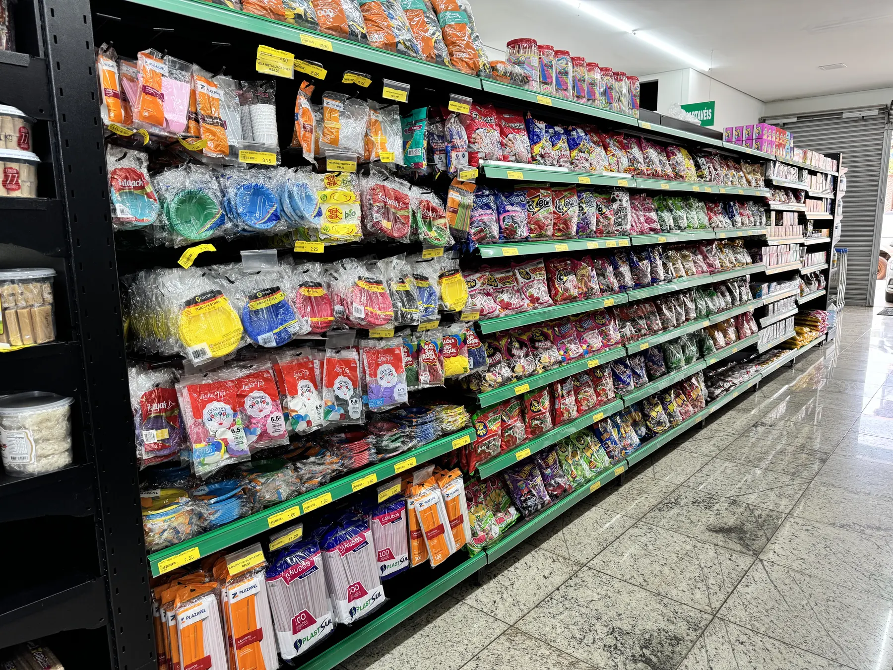 Corredor de salgadinhos e doces