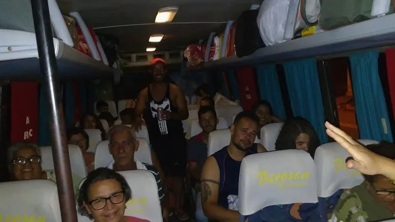 Colaboradores no ônibus a caminho de Porto Seguro