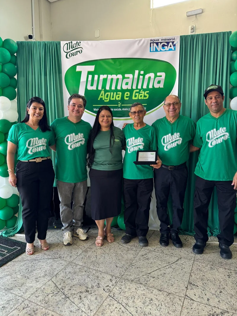 Equipe recebendo a homenagem da Mate Couro