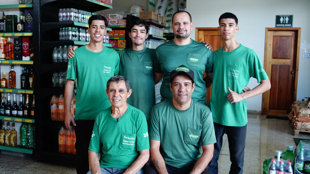 Três gerações da família na loja da Turmalina